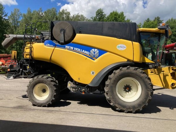 New Holland CR9090 Combine Harvester – High-Capacity Twin Rotor Grain Harvester 2013 New Holland CR9090 Combine Harvester – High-Capacity Twin Rotor Grain Harvester 2013