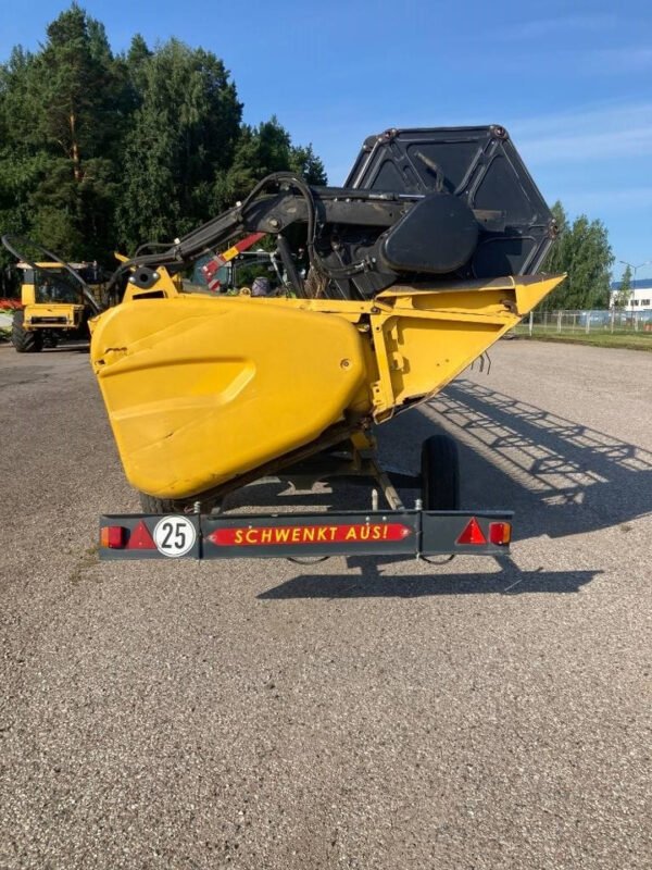 New Holland CR9090 Combine Harvester – High-Capacity Twin Rotor Grain Harvester 2013 New Holland CR9090 Combine Harvester – High-Capacity Twin Rotor Grain Harvester 2013