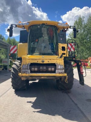 New Holland CR9090 Combine Harvester – High-Capacity Twin Rotor Grain Harvester 2013
