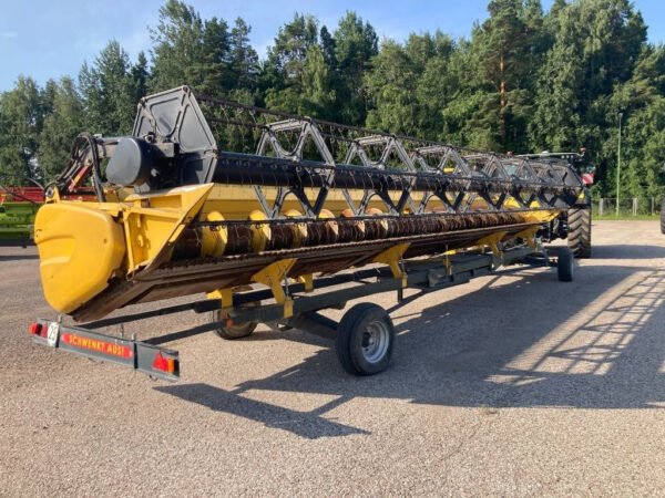 New Holland CR9090 Combine Harvester – High-Capacity Twin Rotor Grain Harvester 2013 New Holland CR9090 Combine Harvester – High-Capacity Twin Rotor Grain Harvester 2013