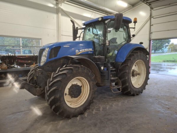 New Holland T7.220 AutoCommand Tractor – High-Performance 4WD Agricultural Tractor 2016