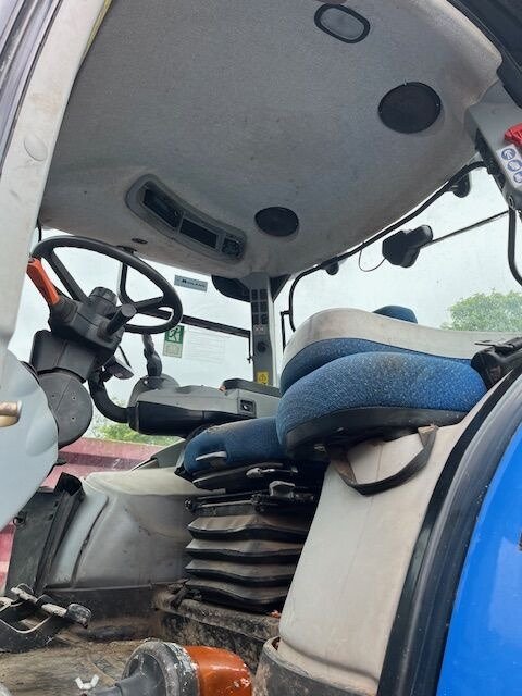 New Holland T7.220 Tractor – 218HP High-Performance 4WD Farm Tractor 2013 New Holland T7.220 Tractor – 218HP High-Performance 4WD Farm Tractor 2013