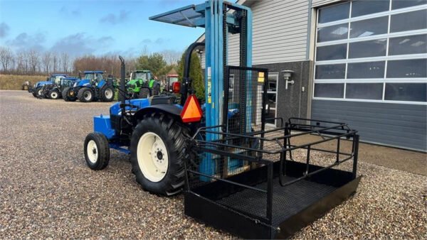 New Holland TN55D MED Byggelift Tractor – 53HP Agricultural Utility Tractor 2003 New Holland TN55D MED Byggelift Tractor – 53HP Agricultural Utility Tractor 2003