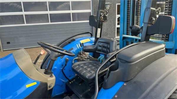 New Holland TN55D MED Byggelift Tractor – 53HP Agricultural Utility Tractor 2003 New Holland TN55D MED Byggelift Tractor – 53HP Agricultural Utility Tractor 2003