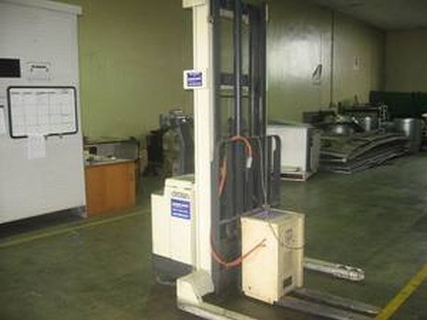 crown-40wtf154db883e57.jpg 2000 Crown 40WTF154 Reach Trucks — Machinery Depot Pro