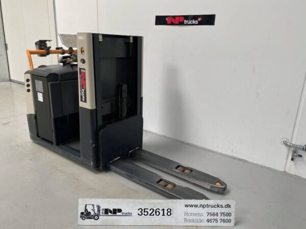 crown-gpc3045-1-212fa108a.jpg 2018 Crown GPC3045-1 2 Low Order Pickers — Machinery Depot Pro