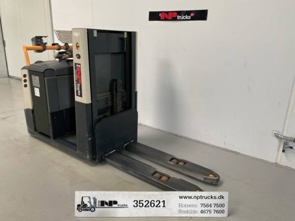 crown-gpc3045-1-2bf22818b.jpg 2018 Crown GPC3045-1 2 Low Order Pickers — Machinery Depot Pro