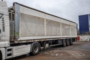 trouillet-volaille-geflugelac8db3c9-1.jpg 2000 Trouillet VOLAILLE/GEFLÛGEL/POULTRY+HAYON Semi Curtain Sider Trailers — Machinery Depot Pro